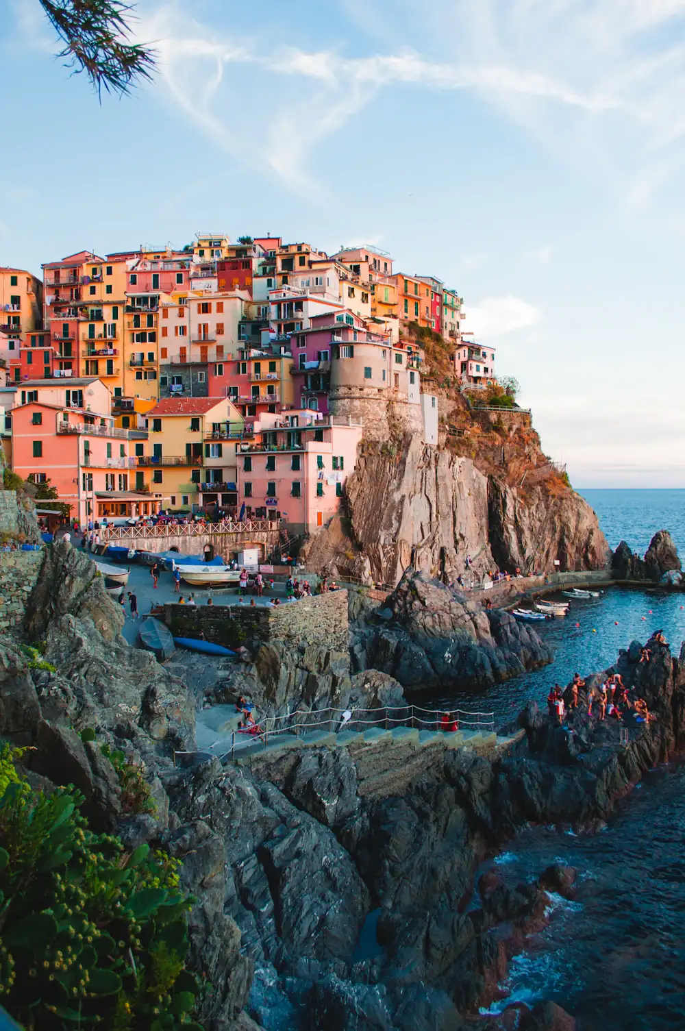 Vila colorida de Manarola debruçada sobre o mar, Cinque Terre